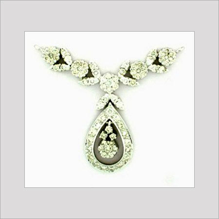 डायमंड स्टडेड गोल्ड पेंडेंट