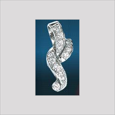 डिज़ाइनर डायमंड स्टडेड पेंडेंट