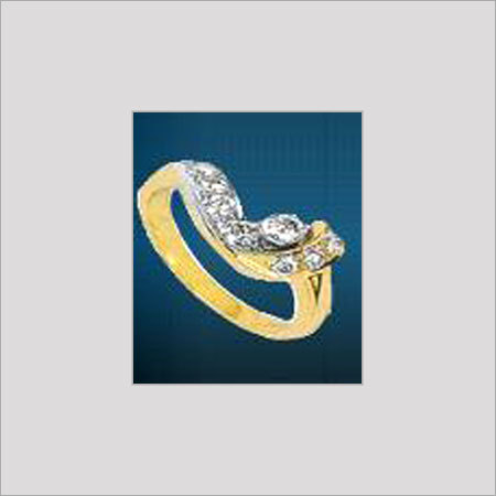 हीरे जड़ित सोने की अंगूठी
