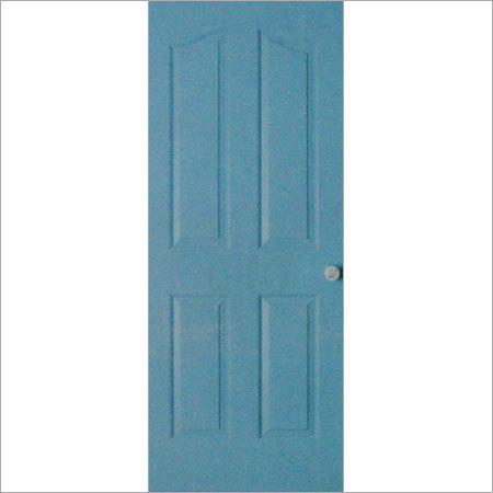 लकड़ी का चार पैनल वाला दरवाजा