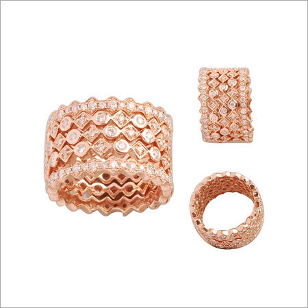 डायमंड स्टडेड मेन्स गोल्ड रिंग्स डायमंड कैरेट वज़न: वैरी कैरेट