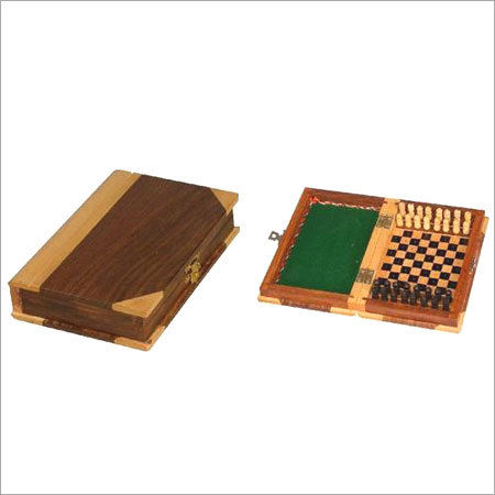  लकड़ी की पेग्ड बुक के आकार का शतरंज बोर्ड-सह-बॉक्स