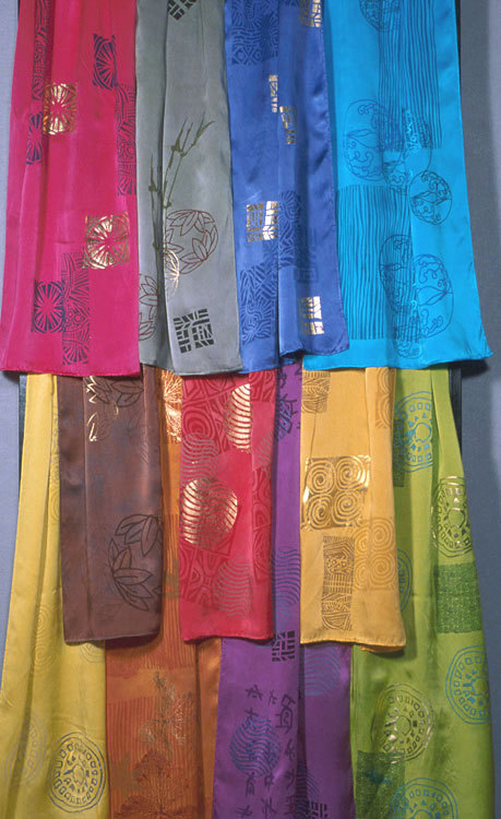 मांग के अनुसार महिलाएं प्रिंटेड स्कार्फ पहनती हैं