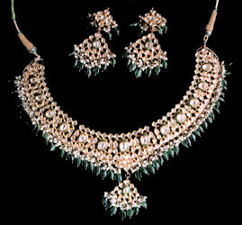 येलो हैवी डिज़ाइन गोल्ड नेकलेस सेट