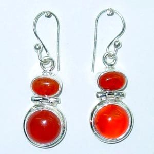 रेड स्टोन स्टडेड सिल्वर ईयररिंग लिंग: महिलाएं