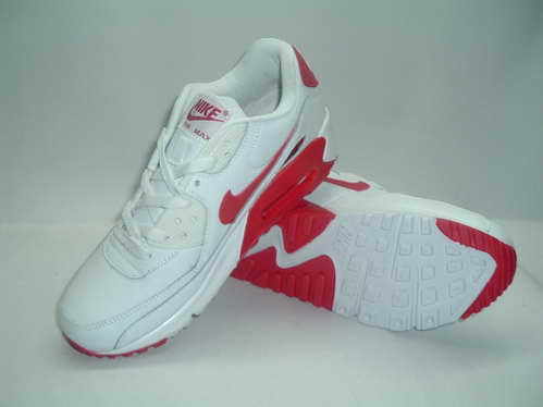 लाल और सफेद खेल के जूते का आकार: विभिन्न