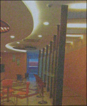 मल्टीकलर कैफ़ेटेरिया इंटीरियर डिज़ाइनिंग