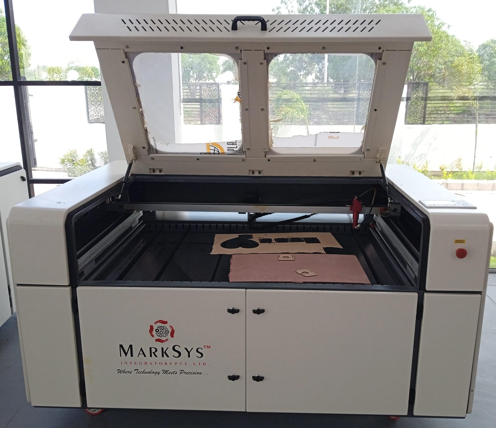 Co2 Laser Engraving And Cutting Machine: Marksys-Ec13.9 Accuracy: 0.01 Mm