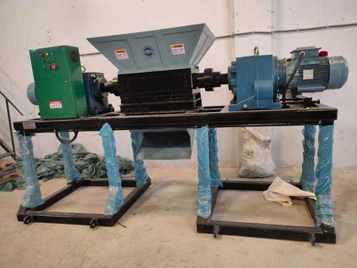 Double Shaft Waste Shredding Machine with Shredding Capacity of 500 to 1000 kg/hr