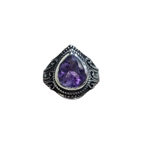 रत्नों की चांदी की अंगूठी