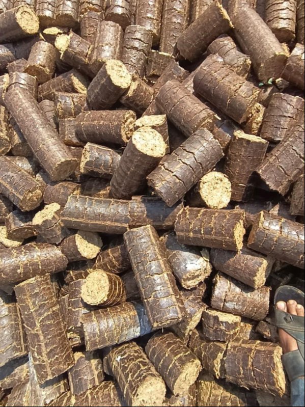 Agro Waste Biomass Briquettes - Ash Content (%): 10
