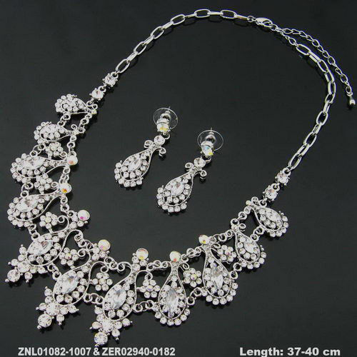 Fashionable Pearl Necklace Set