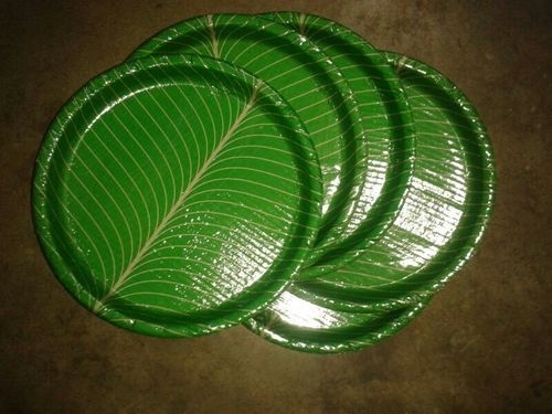 चाय और थर्मोकोल और पेपर प्लेट