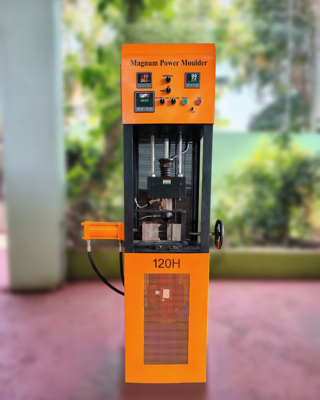 Auto-clamping 120 Grams Plastic Injection Moulding Machine (hydraulics) - Color: Orange