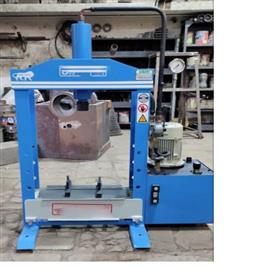 Hydraulic Power Press Small Size, Model Name/Number: UT-5