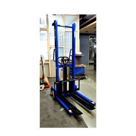 Manual Stacker 2 Ton Capacity, Lifting Capacity: 2 ton